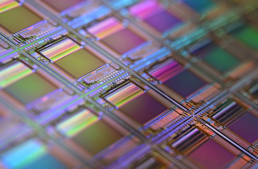 Kwantumcomputer processor met gouden circuits en koelsystemen in laboratoriumomgeving