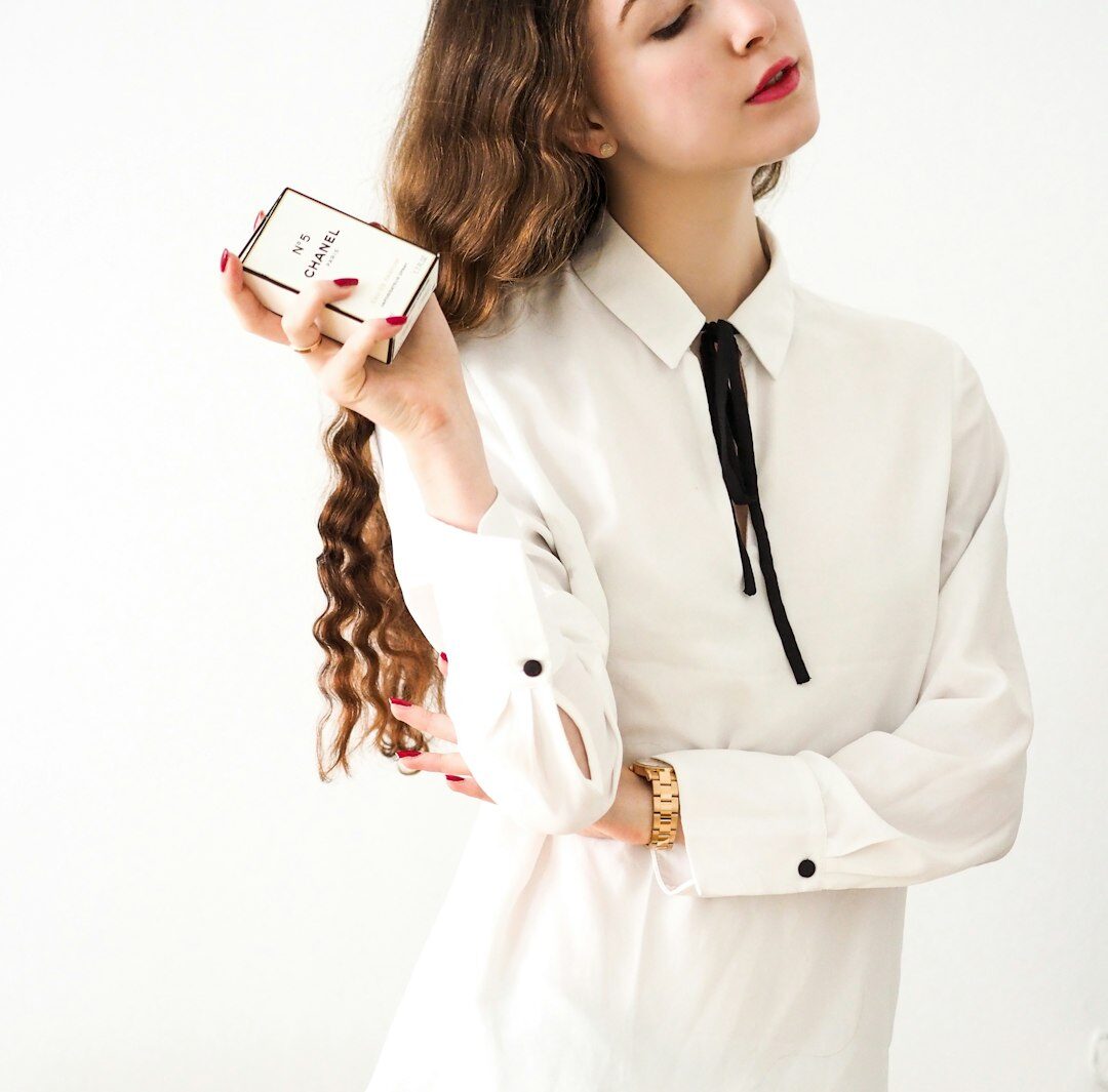 Professionele Belgische vrouw als digitaal strateeg met blonde haar en witte blouse